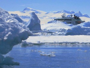 Das Mutterschiff, hinter Eisbergen versteckt