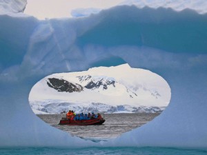 Eisberg mit Schmelzloch in der Paradiesbucht
