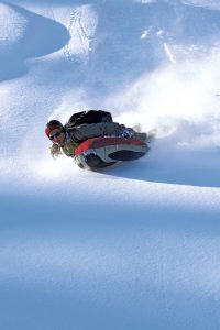 Verrückte Schnee-Sportarten – von Airboarding bis Schneegolfen
