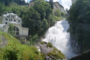 Rund 340 Meter fällt der Wasserfall in Bad Gastein in drei Stufen mitten durch den Ort  © Gasteinertal Tourismus 