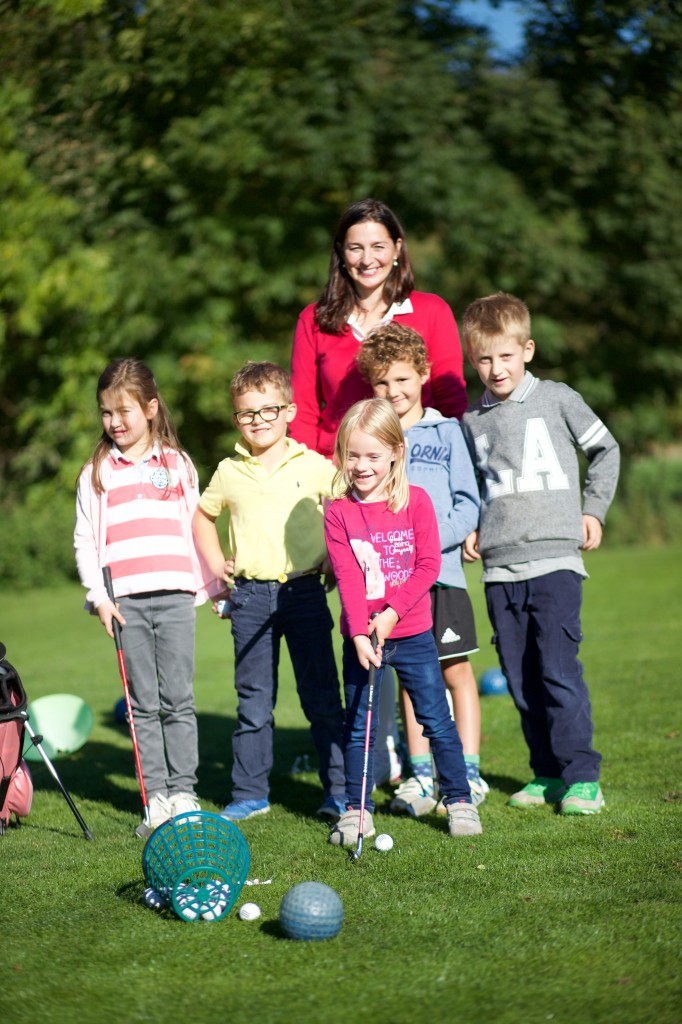 Früh übt sich, was ein Golfer werden will – im GC München Eichenried mit Bambini-Trainerin Tina Schultes. Foto: Ralf Gamböck