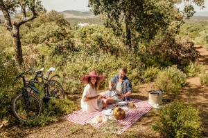 Mit dem Fahrrad zum Picknicken im Barceló La Bobadilla.