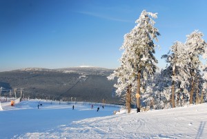 Skigebiet Wurmberg mit Brocken im Hintergrund
