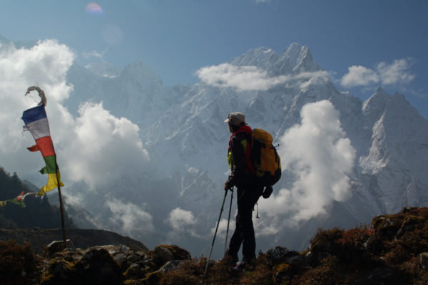 Hans Kammerlander kehrte 2017 an den Manaslu in Nepal zurück. 26 Jahre zuvor verlor er hier zwei Freunde. Die Tragödie ist Bestandteil des Kinofilms über sein Leben. Foto: Jochen Hemmleb/Planet Watch/manaslu-film.com