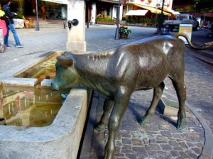 Anheimelnde Trinkwasser-Brunnen allerorten.„Rosie“ heißt dieser. Das am Dorfbrunnen trinkende Kalb in Gstaad hat die Tochter von Liz Taylor gestaltet. (c) Elke Backert