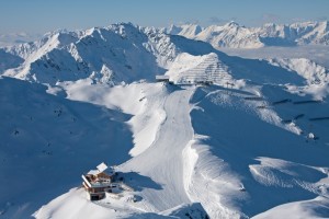 Die Wedelhütte (im Vordergrund) zählt zu den Top-Hütten im Alpenraum.
