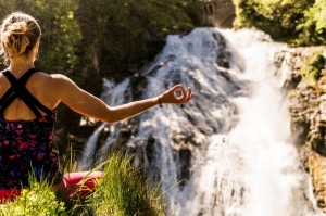 Yoga-Einheiten auf der Plattform am Wasserfall in Bad Gastein. Foto: Gasteinertal Tourismus Creatina