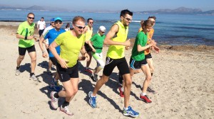 Bei den "Laufcampus"-Kursen trainieren Sportler auch am Strand von Mallorca. Foto: www.laufcampus.com   