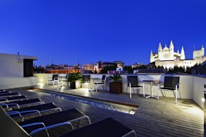 Die Dachterrasse mit Pool und Sauna des Designhotels Tres in Palma de Mallorca mit Blick auf die erleuchtete Kathedrale La Seu. Foto: Nando Esteva