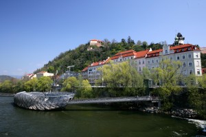 Seitdem Graz im Jahr 2003 Kulturhauptstadt war, schwimmt die Murinsel auf dem gleichnamigen Fluss. Foto: Graz Tourismus/Harry Schiffer