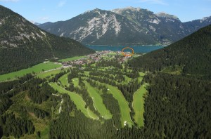 Der 18-Loch-Golfplatz Achensee ist nur rund fünf Gehminuten vom Hotel Post entfernt. 