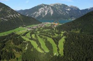 Golf- und Landclub Achensee mit Hotel Post am See im Hintergrund (Kreis).