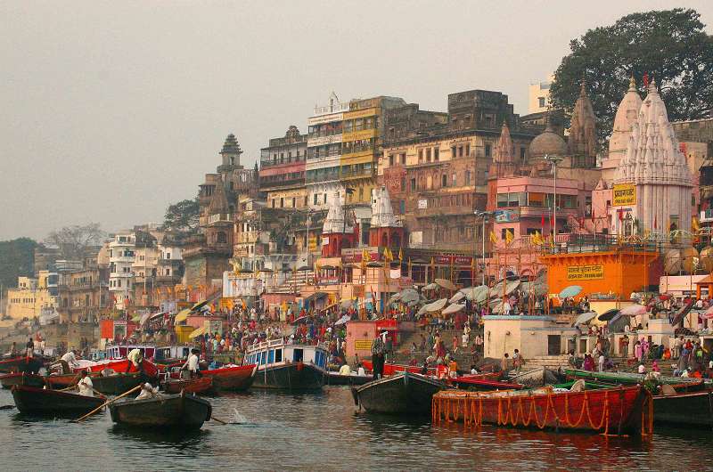 Varanasi - morgens am Ganges an den getreppten Badeplätzen der Ghats