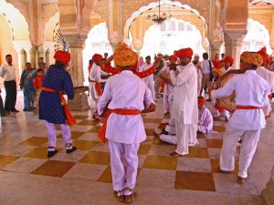 Jaipur - Dorfbewohner spielen und tanzen für den Maharadscha in der Empfangshalle seines Stadtpalastes