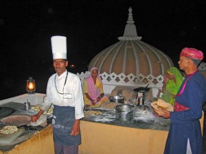 k-16 Auf der Palastterrasse in Deogarh kommen die Brote für das Abendessen aus dem Tandoor Ofen