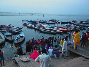 k-3 die rituellen Waschungen beginnen schon vor Sonnenaufgang. Öllämpchen schwimmen auf dem Ganges.