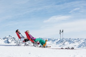 Entspannen auf dem Gipfel im Silvretta Montafon. Foto: Daniel Zangerl. 