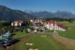 Peternhof auf eine Blick: Links Kaiserschlössl, dahinter Stammhaus und Hotel, rechts hinten Chalets Theresia und Elisabeth, rechts vorne Romantik-Schlössl. Im Vordergrund Golfplatz mit Clubhaus