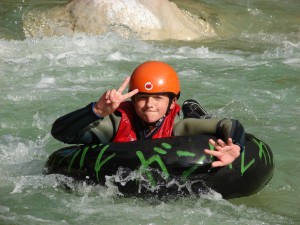 Auf XXL-Reifen durchs Wasser rauschen. © Alpbachtal Seenland/Sport Ossi